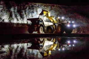 3 Erzberg Nachtschicht Komatsu 19 Beladung Foto August Zoebl 20160227 573
